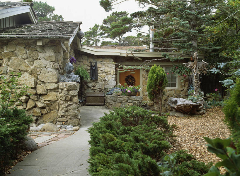 家,窗户,门,建筑,玻璃,雕塑,关闭,木制,花环,房屋,屋顶,混凝土,苔藓,石墙,树,天空,古董,封闭,加利福尼亚,图腾柱,当代,北加利福尼亚州