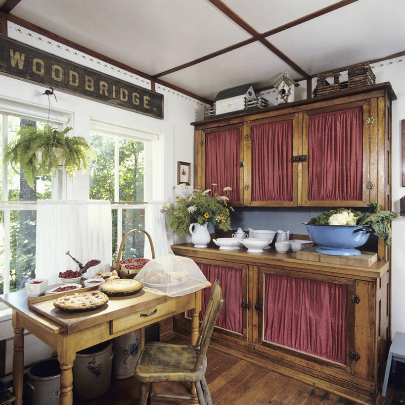 面食,家庭,吃,烹饪,西餐,厨房,窗户,桌子,椅子,抽屉,准备,木制,篮子,料理,食品,面点,笼子,鸟笼,陶瓷制品,菜肴,美食,食物,红色,蓝色,白色,力量,西式,佳肴,古董,怀旧,派,涂料,蜡纸,简单,迷人,圆木,记忆,客舱,忠诚,收集,勇气,樱桃派