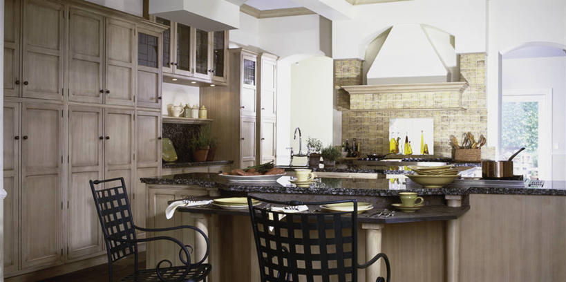 家,横图,厨房,窗户,天花板,日光,一排,整齐,透明,反射,木制,瓷砖,水槽,水龙头,房屋,岛,干净,玻璃窗,架子,排列,茶壶,花岗岩,队列,用具,铁艺,铬合金,当代,樱桃木