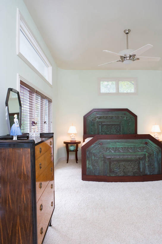 竖图,地毯,镜子,卧室,梳妆台,绿色,白色,吊扇,青铜,铜绿