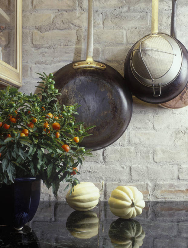 竖图,厨房,西红柿,静物,象牙,反射,滤器,砖,墙,大理石,现代,奶油,高雅,简单,樱桃番茄,烹调,当代,樱桃木