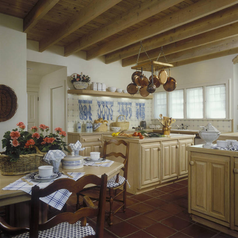 吃饭,厨房,窗户,窗帘,地板,柜子,天花板,柠檬,胡萝卜,西红柿,准备,会议,木制,瓷砖,篮子,饭厅,陶瓷制品,织物,地面,柠檬水,锅,鱼类,蓝色,白色,奶油,米色,涂料,天竺葵,铜,厨房器具,软垫,钓鱼,机织物