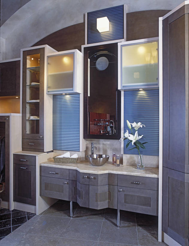 竖图,柜子,镜子,浴室,花瓶,不锈钢,反射,木制,瓷砖,篮子,水槽,褐色,陶瓷制品,干净,现代,毛巾,桃,协调,反射镜,当代