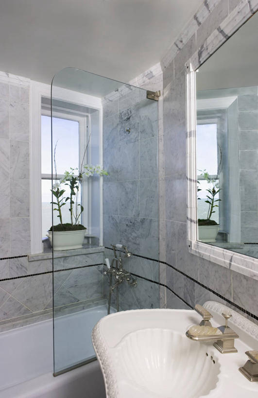 窗户,镜子,浴室,淋浴,瓷砖,水槽,洗手池,大理石,现代,白色,浴盆,模具,兰花,当代,塑造