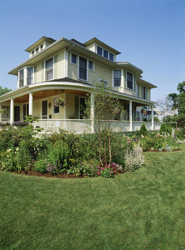 家庭,家,栏杆,草坪,建筑,反射,房屋,屋顶,草,绿色,天空,农舍,门廊