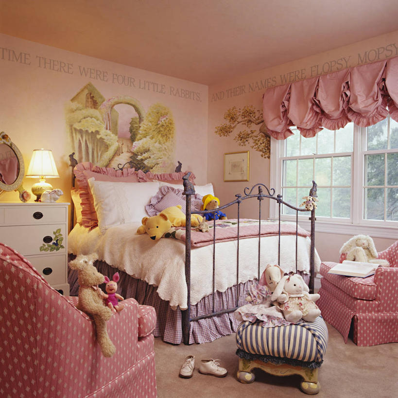 儿童,纯洁,窗户,床,镜子,卧室,鞋子,抽屉,木制,书法,树荫,脚凳,梳妆台,床上用品,壁画,灯,粉色,白色,枕头,休息,放松,可爱,童年,童趣,毛绒玩具,涂料,蜡纸,作画,反射镜,梦想,童真,烂漫,无邪,家兔,软垫,天真,女孩,跪垫