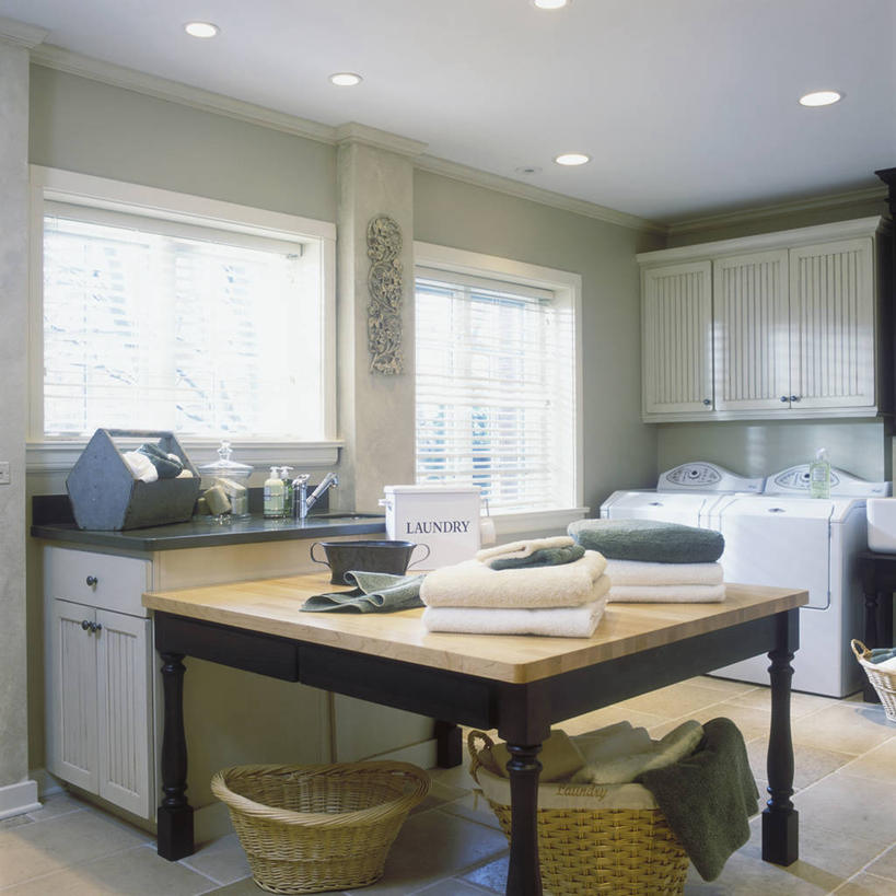 窗户,地板,天花板,桌子,木制,瓷砖,篮子,水槽,支架,陶瓷制品,地面,折叠,干净,现代,洗衣服,绿色,黑色,毛巾,奶油,米色,百叶帘,模具,涂料,组织,柳条,着色,垫圈,干衣机,当代,塑造