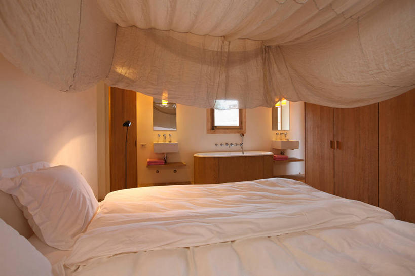 无人,家,横图,室内,白天,床,家具,卧室,浴室,建筑,日光,西班牙,欧洲,网,蚊帐,床上用品,白色,枕头,浴盆,建造,羽绒被