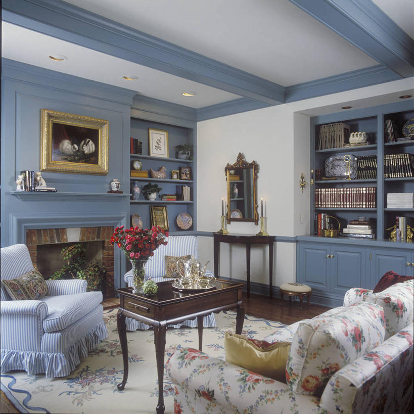 建材,壁炉,地板,镜子,沙发,天花板,建筑,蜡烛,油画,条纹,木制,材料,木板,木材,烛光,烛台,墙,脚凳,地面,木地板,木柴,蓝色,白色,建造,木料,古董,涂料,起居室,扶手椅,着色,作画,反射镜,硬木,书