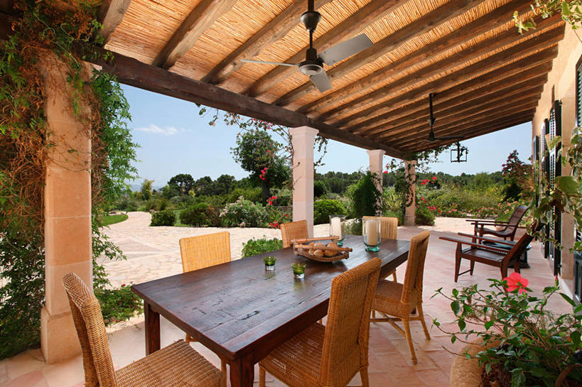 无人,横图,室内,白天,餐桌,家具,桌子,日光,西班牙,欧洲,院子,石墙,吊扇