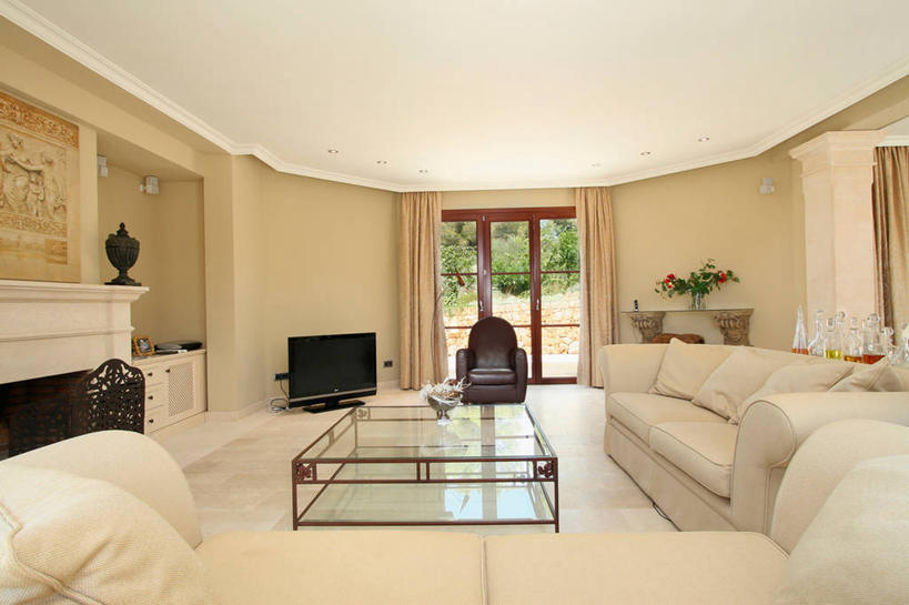 无人,家,横图,室内,白天,烟囱,壁炉,家具,沙发,建筑,日光,西班牙,欧洲,茶几,建造,起居室,家庭影院,电视机