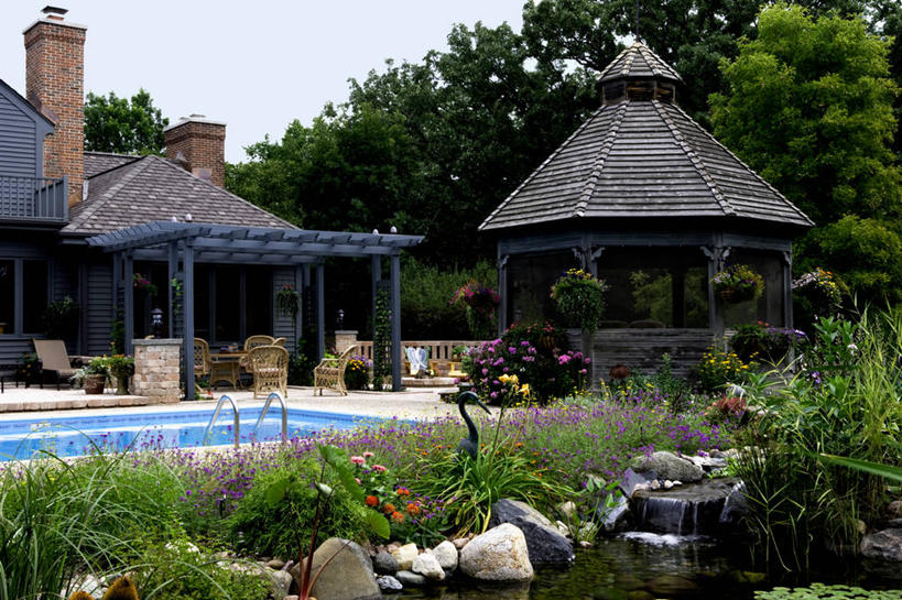 横图,室外,瀑布,鸟,苍鹭,鸟类,池塘,院子,石墙,架子,灰色,夏天,支撑,固定,柳条,灰鹳,多年生植物,火坑