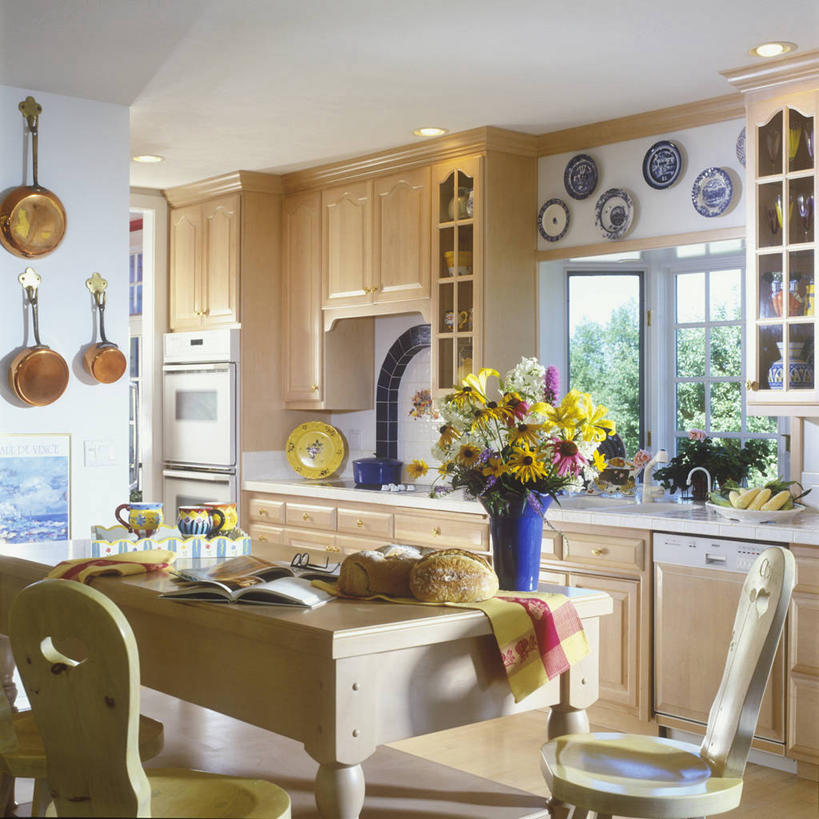 面包,厨房,柜子,天花板,桌子,杂志,水果,椅子,准备,木制,瓷砖,烤炉,水槽,岛,光,黄色,红色,蓝色,灯具,模具,涂料,铜,洗碗机,炊具,书,烹调,塑造