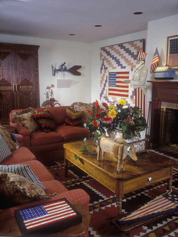 家庭,幸福,骄傲,壁炉,柜子,沙发,桌子,旗帜,帽子,纺织品,刺绣,条纹,节日,庆祝,装饰,会议,印刷,木制,毛毯,毯子,茶几,文化,纺织,排列,黄色,红色,蓝色,白色,垫子,枕头,花束,庆典,温暖,放松,力量,美国国旗,古董,纪念,华丽,修饰,点缀,起居室,舒适,着色,忙碌,棉被,刘海,山姆大叔,爱国主义,勇气,衬托,美观,雅致,雅观,母牛,嫩枝,式样,挂毯,独立日