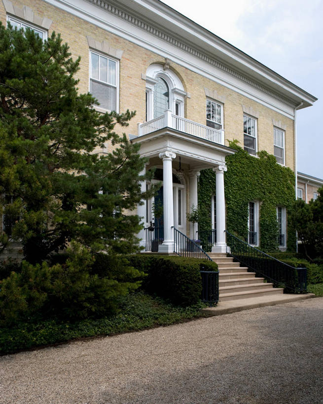 阳台,正门,车道,台阶