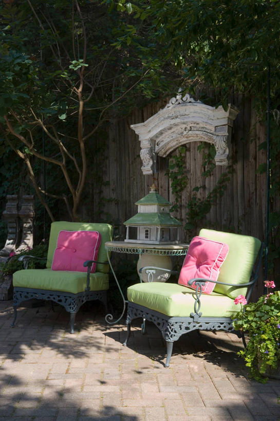 室外,快乐,幸福,砖,篱笆,院子,笼子,鸟笼,粉色,绿色,夏天,底座,击剑