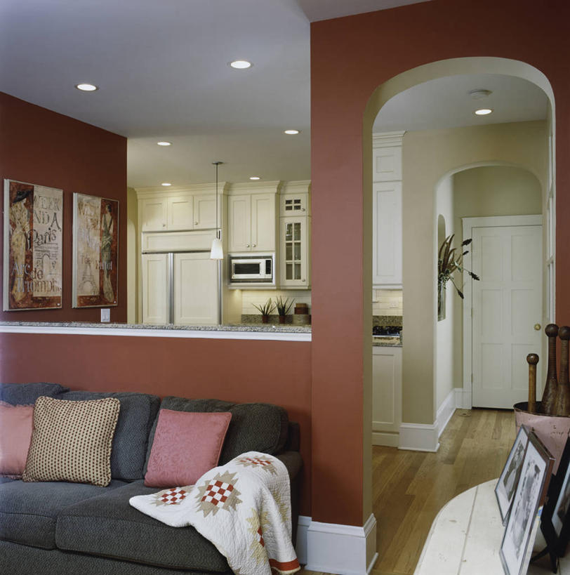 家,厨房,地板,柜子,门,沙发,天花板,一排,整齐,冰箱,房屋,墙,地面,干净,排列,黄色,红色,灯具,米色,模具,微波炉,起居室,队列,塑造