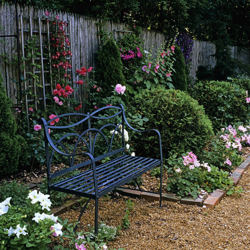 室外,对称,篱笆,铁线莲,粉色,夏天,灌木,沙砾,私密,铁艺,矮牵牛花,蜀葵,击剑