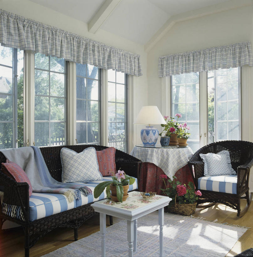 窗户,地板,沙发,条纹,毯子,摇椅,桌布,粉色,蓝色,白色,起居室,柳条,樱草花