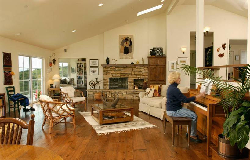 老年人,家,横图,室内,白天,壁炉,建筑,日光,美国,光,建造,活动,起居室,北美,加利福尼亚,建筑材料,硬木,石块,白色人种