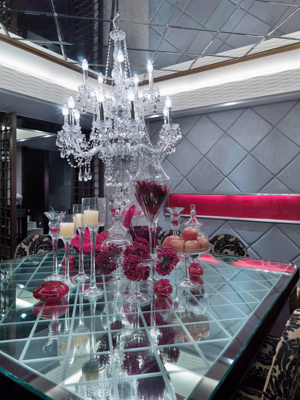 无人,竖图,室内,餐桌,家具,桌子,上海,亚洲,光,水晶,钻石,现代,反射镜,水晶吊灯,式样