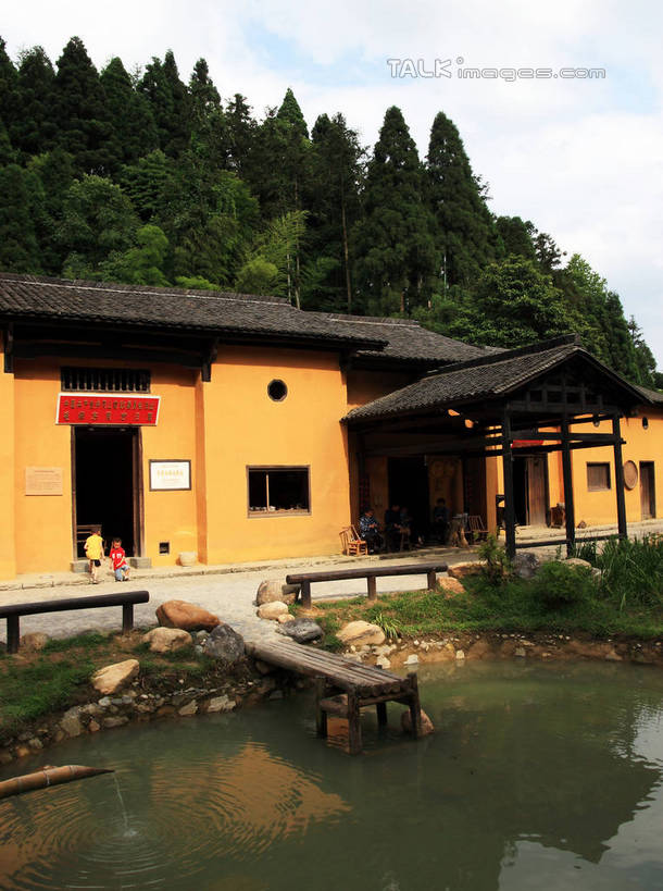 东方人,家,栏杆,站,坐,竖图,俯视,室外,白天,旅游,度假,纯洁,河流,石头,美景,山,树林,水,植物,地板,竹子,椅子,井冈山,中国,亚洲,许多,阴影,古老,光线,标志,石子,文字,影子,字符,房屋,木椅,墙,屋子,河水,景观,山峰,水流,云,云朵,围栏,地面,山峦,许多人,云彩,黄种人,娱乐,标识,江西,护栏,楼房,木地板,墙壁,墙面,住宅,树,树木,黄色,蓝色,绿色,白云,蓝天,天空,阳光,自然,天,站着,一群人,享受,休闲,汉字,景色,放松,可爱,童年,童趣,生长,晴朗,成长,中文,自然风光,童真,东亚,烂漫,无邪,江西省,中华人民共和国,华东地区,国文,华文,赣,革命,吉安,吉安市,革命根据地,毛泽东旧居,天真,亚洲人,石块,岩石,晴空,站立,坐着,彩图,高角度拍摄,全身,房子,bjzqp1