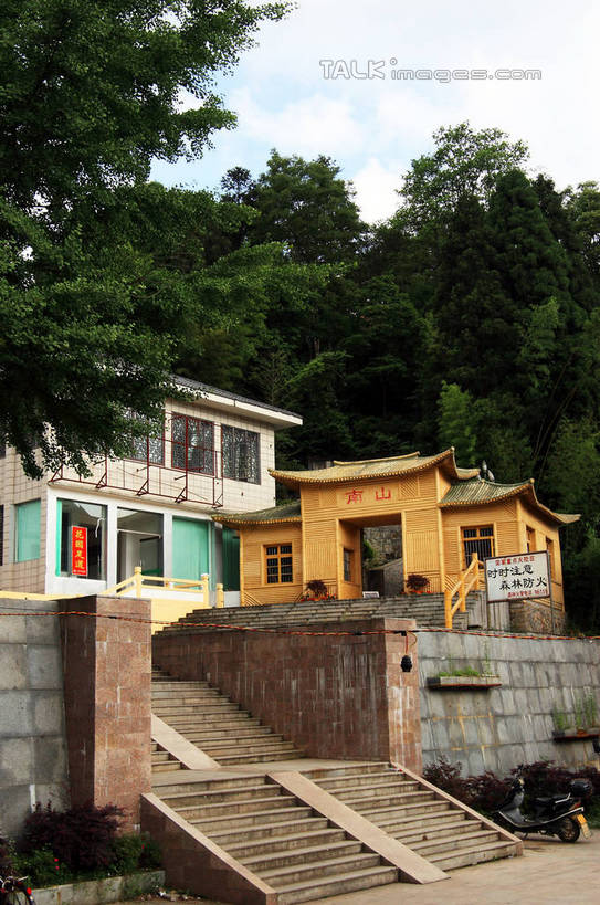 无人,家,栏杆,竖图,室外,白天,仰视,旅游,度假,美景,山,树林,植物,窗户,楼梯,道路,路,摩托车,井冈山,中国,亚洲,许多,阴影,光线,标志,扶手,花坛,文字,影子,字符,房屋,阶梯,墙,屋子,景观,山峰,云,云朵,小路,交通,山峦,云彩,娱乐,标识,江西,护栏,楼房,玻璃窗,墙壁,墙面,台阶,住宅,车,树,树木,蓝色,绿色,白云,蓝天,天空,阳光,自然,交通工具,天,享受,休闲,汉字,景色,放松,生长,晴朗,成长,中文,自然风光,载具,东亚,江西省,中华人民共和国,华东地区,国文,华文,赣,革命,吉安,吉安市,革命根据地,井冈山南山园,南山公园,晴空,彩图,低角度拍摄,房子,bjzqp1