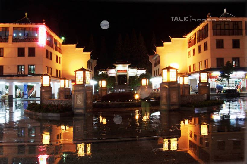 无人,家,商店,横图,室外,夜晚,仰视,购物,旅游,度假,消费,美景,街道,路灯,照明,井冈山,中国,亚洲,阴影,反射,影子,房屋,屋子,景观,月亮,大街,灯光,月光,娱乐,江西,楼房,住宅,灯,自然,享受,休闲,景色,放松,金融,百货,明亮,照亮,照明设备,自然风光,选购,贸易,东亚,江西省,中华人民共和国,华东地区,血拼,赣,皎洁,革命,吉安,吉安市,革命根据地,彩图,低角度拍摄,房子,店铺,杂货店,杂货铺,bjzqp1