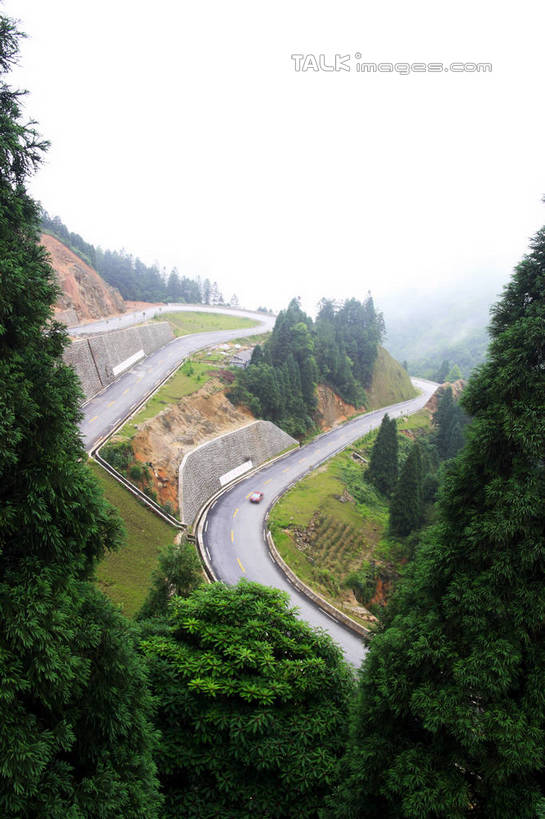 无人,竖图,俯视,航拍,室外,白天,旅游,度假,草地,草坪,美景,山,树林,植物,道路,路,公路,汽车,井冈山,中国,亚洲,一辆,许多,墙,景观,山峰,云,云朵,交通,山峦,云彩,娱乐,江西,墙壁,墙面,车,草,树,树木,蓝色,绿色,白云,蓝天,天空,自然,交通工具,轿车,天,享受,休闲,景色,放松,生长,晴朗,成长,鸟瞰,自然风光,载具,东亚,江西省,中华人民共和国,华东地区,赣,革命,吉安,吉安市,革命根据地,黄洋界,晴空,马路,彩图,高角度拍摄,bjzqp1