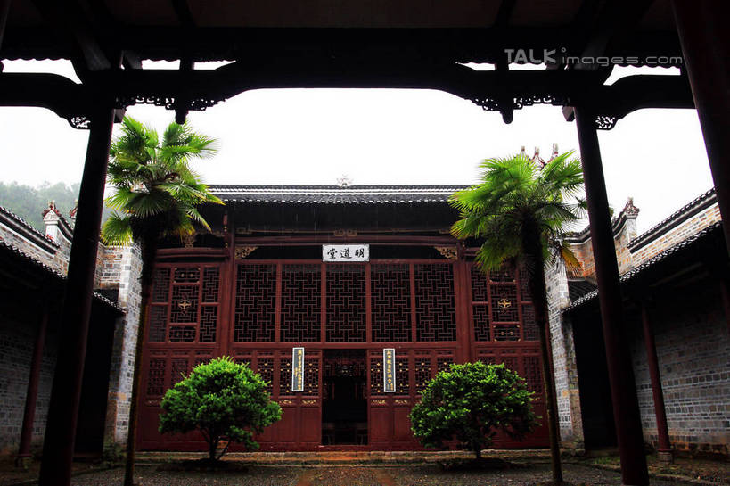 无人,家,横图,室外,白天,仰视,旅游,度假,美景,山,树林,植物,阁楼,井冈山,中国,亚洲,许多,阴影,古老,光线,标志,文字,影子,字符,房屋,屋子,景观,山峰,围墙,地面,山峦,娱乐,标识,江西,楼房,住宅,树,树木,蓝色,绿色,蓝天,天空,阳光,自然,天,享受,休闲,汉字,景色,放松,生长,晴朗,成长,中文,自然风光,东亚,江西省,万里无云,中华人民共和国,华东地区,国文,华文,赣,革命,吉安,吉安市,书院,革命根据地,龙江书院,明道堂,晴空,晴空万里,彩图,低角度拍摄,房子,bjzqp1