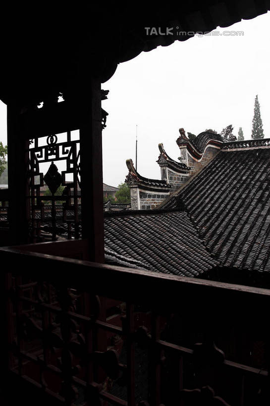 无人,家,栏杆,竖图,室外,白天,仰视,旅游,度假,美景,树林,植物,阁楼,井冈山,中国,亚洲,许多,阴影,古老,光线,影子,房屋,屋顶,屋子,景观,围栏,围墙,地面,顶棚,娱乐,江西,护栏,楼房,镂空,住宅,树,树木,蓝色,绿色,蓝天,天空,阳光,自然,天,享受,休闲,景色,放松,生长,晴朗,成长,自然风光,东亚,江西省,万里无云,中华人民共和国,华东地区,赣,革命,吉安,吉安市,书院,革命根据地,龙江书院,明道堂,晴空,晴空万里,彩图,低角度拍摄,房子,bjzqp1