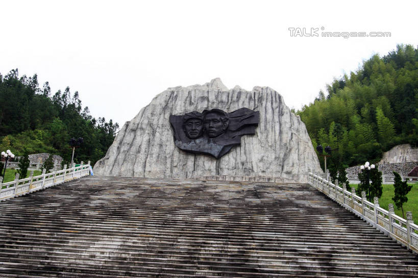 无人,栏杆,横图,室外,白天,仰视,旅游,度假,美景,树林,植物,楼梯,路灯,照明,雕塑,井冈山,中国,亚洲,许多,艺术,装饰,雕刻,雕像,扶手,阶梯,景观,灯光,娱乐,江西,护栏,石雕,台阶,灯,树,树木,蓝色,绿色,蓝天,天空,自然,工艺品,天,享受,休闲,景色,放松,生长,晴朗,成长,纪念,照亮,美术,照明设备,自然风光,主题,陈列,东亚,江西省,万里无云,中华人民共和国,华东地区,功能,美学,赣,革命,吉安,吉安市,革命根据地,井冈山革命烈士陵园,井冈山烈士陵园,晴空,晴空万里,彩图,低角度拍摄,bjzqp1