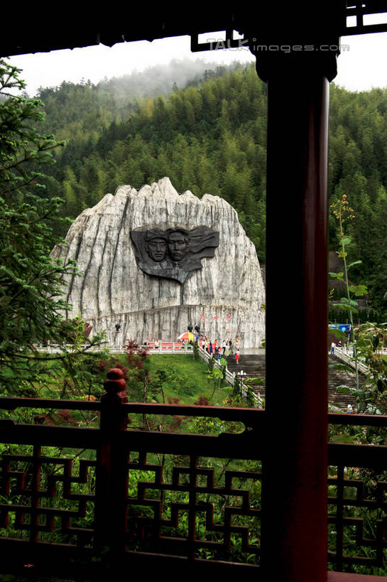 东方人,无人,栏杆,站,竖图,室外,白天,仰视,旅游,度假,美景,树林,植物,雾,楼梯,路灯,照明,雕塑,井冈山,中国,亚洲,许多,游客,朦胧,模糊,艺术,装饰,雕刻,雕像,扶手,阶梯,亭子,景观,灯光,许多人,黄种人,娱乐,江西,护栏,石雕,旅客,台阶,灯,树,树木,蓝色,绿色,蓝天,天空,自然,工艺品,凉亭,天,站着,一群人,享受,休闲,景色,放松,生长,晴朗,成长,纪念,照亮,美术,迷雾,照明设备,自然风光,主题,陈列,东亚,江西省,万里无云,中华人民共和国,华东地区,功能,美学,赣,革命,吉安,吉安市,革命根据地,井冈山革命烈士陵园,井冈山烈士陵园,亚洲人,大雾,晴空,晴空万里,站立,彩图,低角度拍摄,bjzqp1