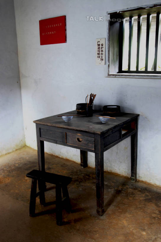 无人,竖图,俯视,室内,白天,旅游,度假,美景,餐桌,筷子,桌子,餐具,椅子,井冈山,中国,亚洲,一张,阴影,光线,影子,陶瓷,木椅,墙,景观,陶瓷制品,地面,筷笼,两双,文化,娱乐,传统,江西,墙壁,墙面,阳光,自然,容器,碗,享受,休闲,景色,放松,餐台,礼节,自然风光,礼仪,东亚,江西省,中华人民共和国,华东地区,赣,革命,吉安,吉安市,筷筒,筷子笼,筷子筒,箸筒,革命根据地,进餐用具,彩图,高角度拍摄,bjzqp1