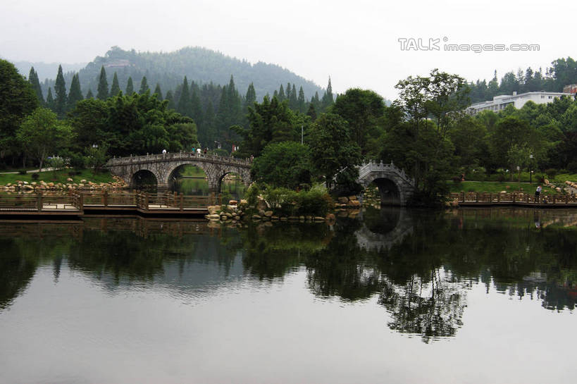 东方人,站,走,横图,室外,白天,仰视,旅游,度假,河流,石头,美景,山,树林,水,植物,井冈山,中国,亚洲,许多,游客,阴影,光线,石子,影子,河水,景观,山峰,水流,桥,山峦,许多人,黄种人,娱乐,江西,石桥,旅客,拱桥,栈桥,树,树木,蓝色,绿色,蓝天,天空,阳光,自然,天,站着,一群人,享受,休闲,景色,放松,拱形,生长,晴朗,成长,人行桥,石拱桥,自然风光,东亚,江西省,万里无云,中华人民共和国,华东地区,赣,革命,吉安,吉安市,革命根据地,亚洲人,石块,晴空,晴空万里,步行,散步,站立,走路,彩图,低角度拍摄,全身,bjzqp1