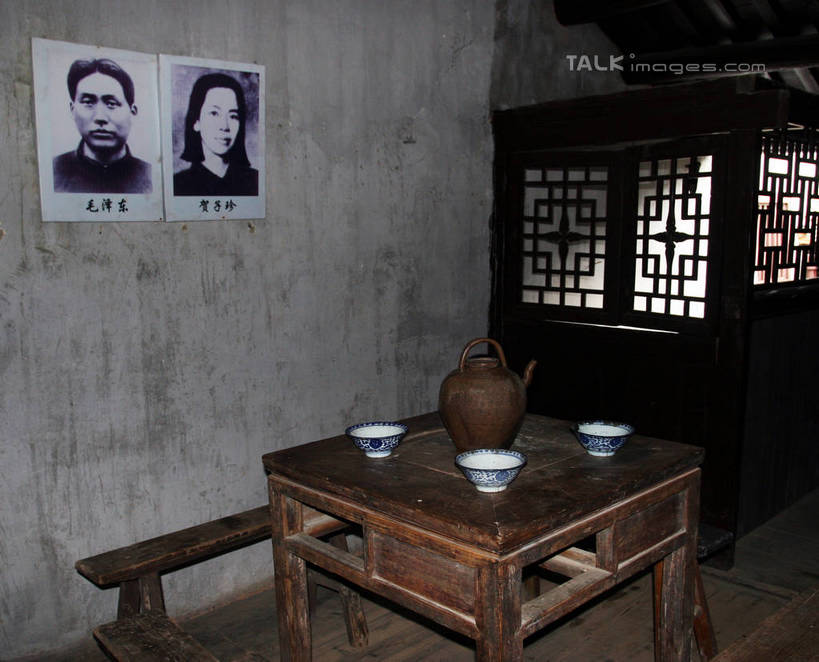 无人,家,横图,俯视,照片,室内,白天,旅游,度假,美景,餐桌,地板,桌子,椅子,井冈山,中国,亚洲,阴影,古老,光线,毛泽东,影子,陶瓷,房屋,木椅,墙,屋子,景观,陶瓷制品,地面,娱乐,江西,楼房,木地板,墙壁,墙面,住宅,三个,阳光,自然,茶壶,碗,享受,休闲,景色,放松,主席,餐台,领导,自然风光,毛主席,东亚,江西省,中华人民共和国,华东地区,赣,革命,吉安,吉安市,二十八画生,贺子珍,润之,诗人,石三伢子,咏芝,革命家,理论家,首脑,战略家,革命根据地,毛泽东旧居,相片,彩图,高角度拍摄,房子,bjzqp1