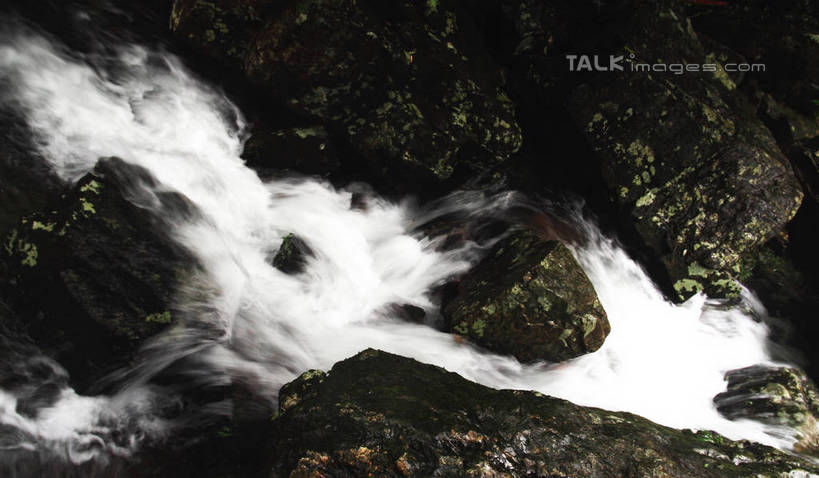 无人,横图,俯视,室外,白天,旅游,度假,石头,美景,瀑布,水,急流,井冈山,中国,亚洲,飞溅,溅,石子,液体,景观,水滴,水花,青苔,苔藓,娱乐,江西,水珠,自然,享受,休闲,激流,景色,放松,喷洒,自然风光,东亚,江西省,中华人民共和国,华东地区,赣,革命,吉安,吉安市,洪流,革命根据地,跌水,石块,岩石,彩图,高角度拍摄,bjzqp1