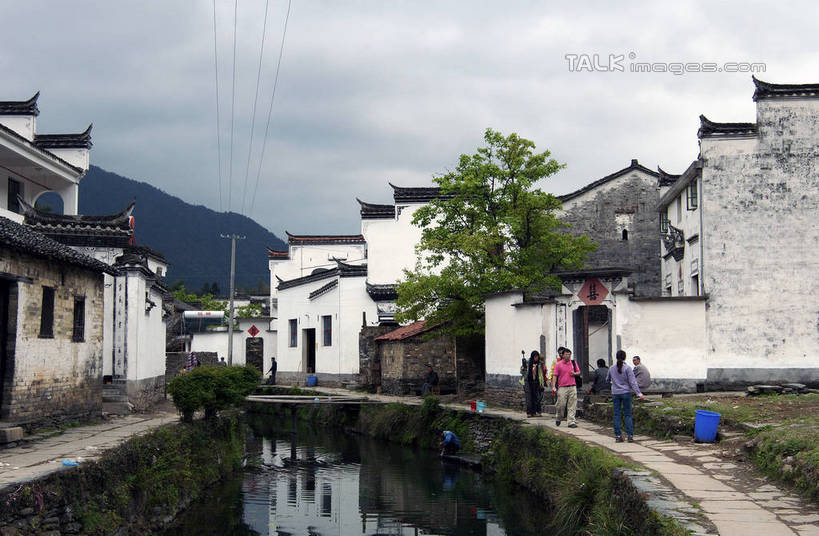 背部,家,横图,室外,白天,正面,旅游,度假,草地,草坪,河流,美景,山,山脉,水,植物,窗户,门,道路,路,中国,亚洲,许多,电力,电线,电线杆,线,房屋,墙,屋子,河水,景观,山峰,石板,水流,云,云朵,小路,电能,交通,山峦,线路,云彩,娱乐,江西,婺源,楼房,民居,墙壁,墙面,石板路,住宅,草,树,树木,排列,蓝色,绿色,白色,白云,倒影,蓝天,天空,自然,门框,群山,天,享受,休闲,景色,放松,生长,晴朗,成长,电,电源,倒映,队列,自然风光,能量,东亚,马头墙,江西省,中华人民共和国,华东地区,赣,婺源县,上饶,上饶市,反照,晴空,彩图,全身,房子,bjzqp1