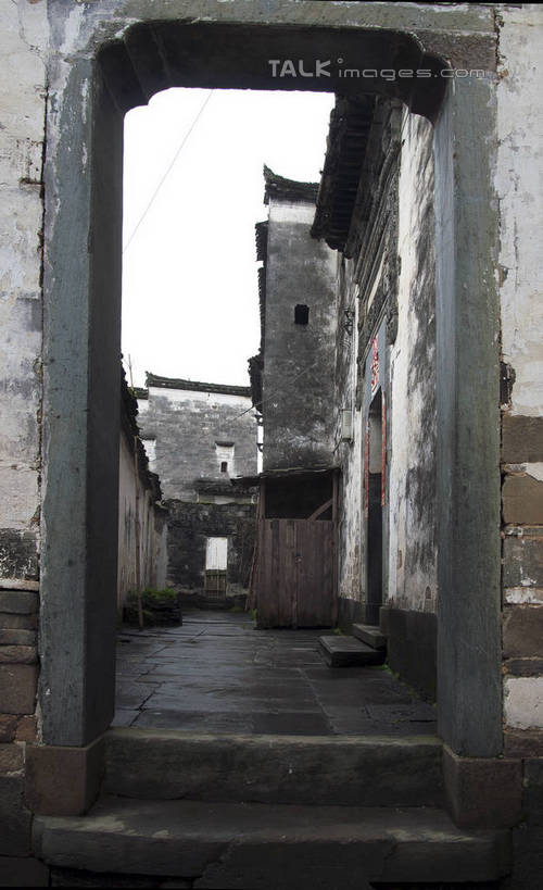 无人,家,竖图,室外,白天,仰视,旅游,度假,美景,窗户,门,道路,路,中国,亚洲,许多,阴影,电力,光线,电线,线,影子,房屋,墙,屋子,景观,石板,小路,小巷,电能,交通,线路,娱乐,江西,婺源,楼房,民居,斑驳,墙壁,墙面,住宅,排列,灰色,天空,阳光,门框,天,享受,休闲,景色,放松,电,电源,电源线,队列,能量,东亚,马头墙,江西省,中华人民共和国,华东地区,赣,婺源县,上饶,上饶市,班驳,寂静,清幽,幽静,彩图,低角度拍摄,房子,bjzqp1