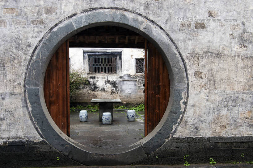 无人,家,横图,室外,白天,正面,旅游,度假,草地,草坪,美景,植物,窗户,门,桌子,道路,路,中国,亚洲,许多,阴影,光线,木制,圆形,板凳,影子,陶瓷,凳子,房屋,墙,屋子,景观,石板,小路,小巷,陶瓷制品,交通,娱乐,江西,婺源,楼房,民居,斑驳,墙壁,墙面,住宅,草,树,树木,排列,绿色,灰色,天空,阳光,自然,木制品,门框,天,享受,休闲,景色,放松,生长,成长,队列,环形,能量,东亚,圆凳,江西省,中华人民共和国,华东地区,赣,婺源县,上饶,上饶市,班驳,寂静,清幽,幽静,彩图,房子,bjzqp1