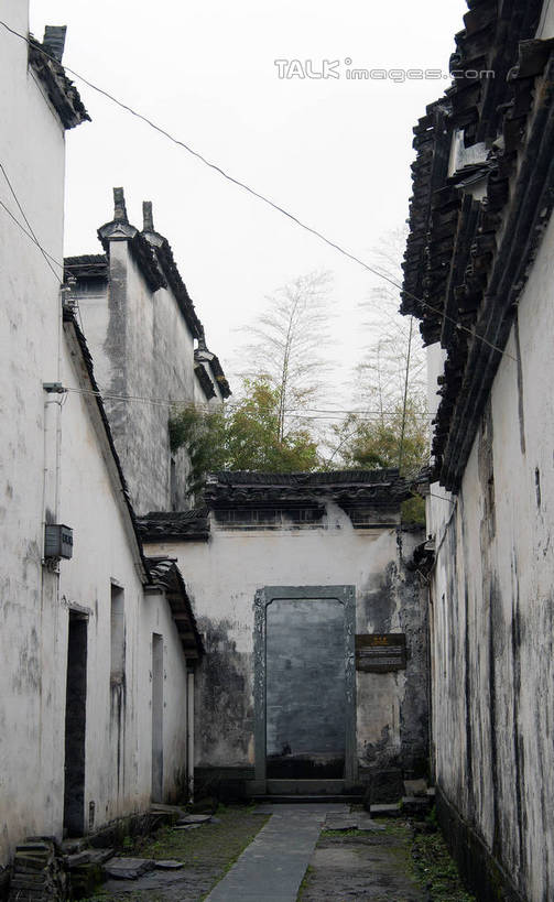 无人,家,竖图,室外,白天,正面,旅游,度假,美景,窗户,门,道路,路,中国,亚洲,许多,阴影,电力,光线,电线,线,影子,房屋,墙,屋子,景观,石板,小路,小巷,电能,交通,线路,娱乐,江西,婺源,楼房,民居,斑驳,墙壁,墙面,住宅,排列,灰色,天空,阳光,门框,天,享受,休闲,景色,放松,电,电源,电源线,队列,能量,东亚,马头墙,江西省,中华人民共和国,华东地区,赣,婺源县,上饶,上饶市,班驳,寂静,清幽,幽静,彩图,房子,bjzqp1