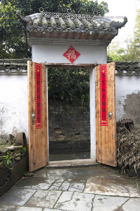 无人,竖图,室外,白天,正面,旅游,度假,美景,植物,门,中国,对联,亚洲,阴影,光线,标志,瓦片,文字,影子,字符,墙,屋檐,景观,石板,地面,娱乐,标识,江西,婺源,檐,墙壁,墙面,树,树木,红色,绿色,白色,阳光,自然,门框,打开,享受,休闲,汉字,景色,放松,生长,成长,敞开,开启,中文,自然风光,门栓,东亚,江西省,中华人民共和国,华东地区,国文,华文,赣,婺源县,上饶,上饶市,彩图,bjzqp1