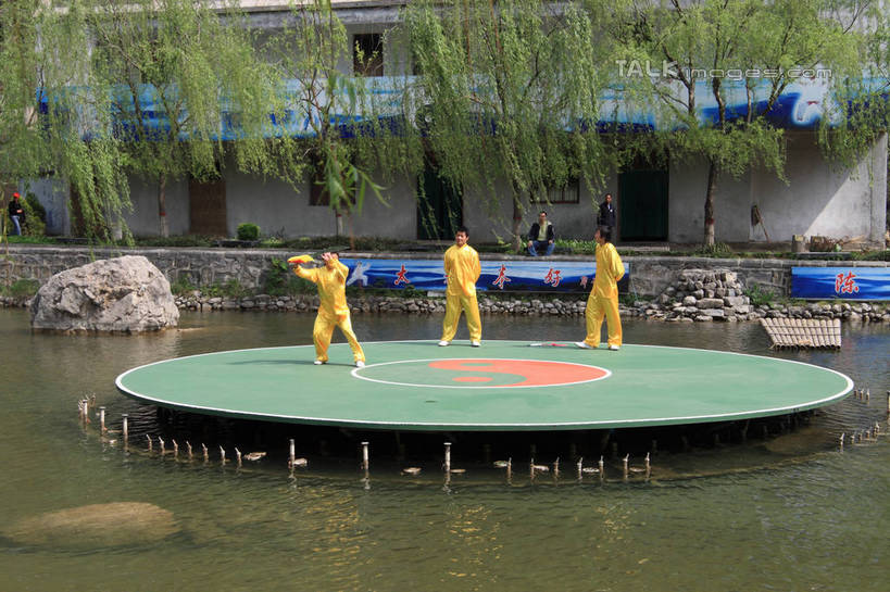 东方人,三个人,伙伴,朋友,家,站,举,横图,室外,白天,正面,锻炼,旅游,度假,友谊,运动,武术,草地,草坪,湖,湖泊,石头,美景,水,植物,喷泉,柳树,云台山,中国,亚洲,阴影,光线,石子,影子,房屋,屋子,湖面,景观,水流,水面,地面,黄种人,文化,娱乐,楼房,垂柳,住宅,草,树,树木,黄色,绿色,阳光,自然,湖水,品味,托,站着,太极拳,享受,休闲,景色,放松,生长,成长,遮阳棚,太极,自然风光,水景,东亚,背手,中华人民共和国,美观,河南,河南省,豫,华中地区,焦作,焦作市,倒挂柳,修武,修武县,体育,友情,男人,男性,年轻男性,亚洲人,设计,石块,岩石,垂枝柳,举起,举手,举着,向上举,向上伸,向上托,站立,彩图,全身,健身,房子,练功服,bjzqp1