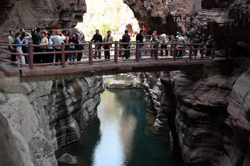 东方人,栏杆,站,横图,室外,白天,正面,旅游,度假,河流,美景,山,山脉,水,云台山,中国,亚洲,游客,游人,阴影,服装,光线,扶手,影子,河水,景观,山峰,水流,桥,山峦,许多人,注视,休闲装,黄种人,娱乐,护栏,旅客,衣服,倒影,阳光,自然,群山,观察,看,站着,一群人,享受,休闲,休闲服,石壁,景色,放松,服饰,观看,人行桥,察看,倒映,关注,自然风光,东亚,中华人民共和国,河南,河南省,豫,华中地区,焦作,焦作市,反照,修武,修武县,男人,男性,年轻男性,年轻女性,女人,女性,亚洲人,涧,山涧,溪涧,岩石,站立,彩图,全身,bjzqp1