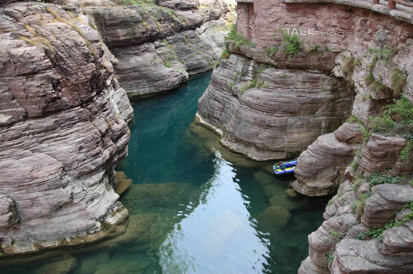 皮划艇,无人,横图,俯视,室外,白天,旅游,度假,河流,美景,山,山脉,水,植物,船,云台山,中国,亚洲,一艘,阴影,光线,影子,河水,景观,山峰,水流,山峦,娱乐,树,树木,蓝色,绿色,倒影,阳光,自然,交通工具,群山,享受,休闲,石壁,景色,放松,生长,成长,倒映,停泊,自然风光,载具,东亚,中华人民共和国,河南,河南省,豫,华中地区,焦作,焦作市,反照,修武,修武县,岩石,彩图,高角度拍摄,bjzqp1