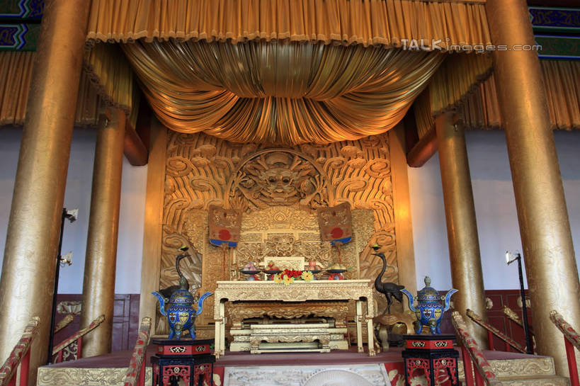 无人,横图,室内,白天,正面,旅游,度假,名胜古迹,桌面,桌子,标志建筑,地标,建筑,苹果,餐具,水果,椅子,木雕,雕塑,中国,亚洲,一堆,一排,许多,阴影,堆叠,堆积,新鲜,遗迹,艺术,整齐,装饰,光线,木制,布帘,雕刻,雕像,碟子,盘,香炉,影子,柱子,阶梯,墙,灯光,生食,食品,果实,古迹,文物,娱乐,建设,古建筑,墙壁,墙面,台阶,食物,排列,白色,帘子,盘子,木制品,工艺品,碟,享受,休闲,旅游胜地,放松,有机食品,绿色食品,纪念,堆,美术,队列,主题,开封,陈列,古文明,东亚,中华人民共和国,功能,美学,河南,河南省,豫,华中地区,开封市,开封府,彩图,bjzqp1