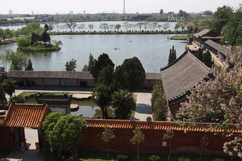 无人,横图,俯视,室外,白天,旅游,度假,湖,湖泊,名胜古迹,水,植物,门,标志建筑,地标,建筑,雕塑,中国,亚洲,一排,许多,阴影,遗迹,艺术,整齐,装饰,光线,雕刻,雕像,瓦片,影子,墙,亭子,屋顶,屋檐,湖面,水流,水面,顶棚,古迹,文物,娱乐,建设,古建筑,石雕,檐,墙壁,墙面,树,树木,排列,绿色,天空,阳光,自然,工艺品,门框,凉亭,湖水,天,享受,休闲,旅游胜地,放松,生长,成长,纪念,美术,队列,主题,开封,陈列,古文明,东亚,中华人民共和国,功能,美学,河南,河南省,豫,华中地区,开封市,开封府,彩图,高角度拍摄,bjzqp1