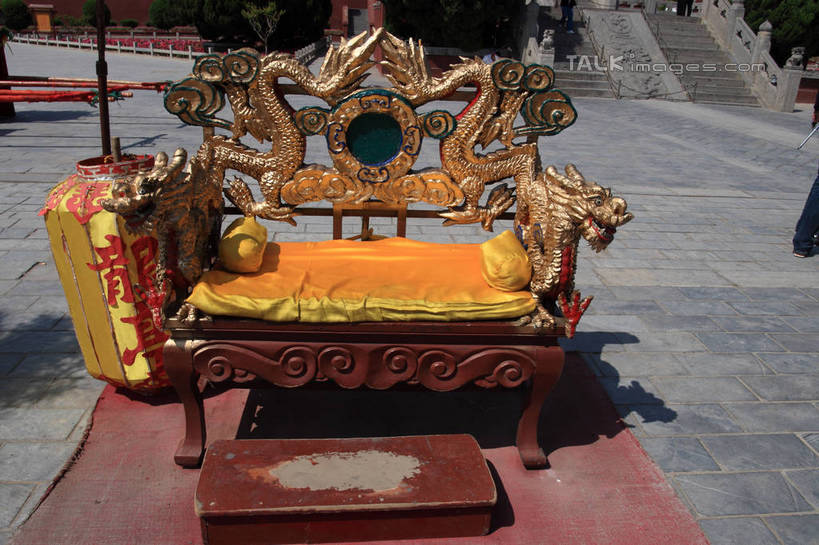 无人,栏杆,横图,室外,白天,正面,旅游,度假,成功,名胜古迹,地毯,靠垫,标志建筑,地标,建筑,椅子,照明,中国,亚洲,阴影,花纹,遗迹,装饰,反射,光线,龙,标志,灯笼,地砖,扶手,图案,文字,影子,纸灯笼,字符,阶梯,木椅,靠枕,地面,古迹,文物,娱乐,标识,建设,古建筑,护栏,台阶,黄色,红色,阳光,灯具,垫子,枕头,享受,休闲,石阶,汉字,旅游胜地,放松,华丽,修饰,照亮,点缀,照明设备,高贵,中文,图腾,传说,开封,古文明,东亚,双龙戏珠,中华人民共和国,衬托,美观,雅致,雅观,国文,华文,祥瑞,灵兽,权势,尊荣,河南,河南省,豫,华中地区,开封市,开封府,龙椅,幸运,彩图,bjzqp1