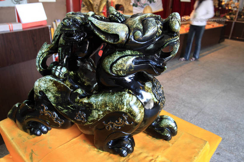 东方人,一个人,站,横图,室内,白天,正面,旅游,度假,名胜古迹,标志建筑,地标,建筑,雕塑,中国,亚洲,仅一个年轻女性,仅一个女性,仅一个人,一座,游客,花纹,遗迹,艺术,装饰,雕刻,雕像,图案,地面,黄种人,古迹,文物,娱乐,建设,古建筑,石雕,旅客,工艺品,站着,享受,休闲,旅游胜地,放松,摆放,纪念,展览,华丽,修饰,美术,点缀,主题,开封,陈列,古文明,东亚,中华人民共和国,单手抄兜,单手放兜,功能,美学,衬托,美观,雅致,雅观,河南,河南省,豫,华中地区,开封市,开封府,展览室,陈列室,年轻女性,女人,女性,亚洲人,插兜,手插兜,手放口袋,站立,半身,彩图,手抄兜,bjzqp1