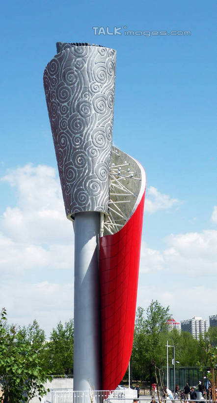 东方人,高楼大厦,栏杆,走,竖图,室外,白天,正面,度假,美景,植物,城市风光,标志建筑,城市,大厦,地标,建筑,路灯,摩天大楼,照明,北京,中国,游客,游人,阴影,花纹,装饰,光线,图案,影子,支架,景观,云,云朵,建筑群,围栏,灯光,首都,许多人,云彩,火炬,黄种人,娱乐,建设,护栏,灯,祥云,树,树木,红色,蓝色,绿色,白云,蓝天,天空,阳光,自然,天,一群人,享受,休闲,景色,放松,生长,晴朗,成长,华丽,支撑,修饰,照亮,点缀,照明设备,东亚,中华人民共和国,北京市,京,北平,华北地区,衬托,美观,雅致,雅观,男人,男性,年轻男性,年轻女性,女人,女性,亚洲人,晴空,步行,散步,走路,半身,彩图,大楼,高层建筑,高楼,摩天楼,火炬塔,bjzqp1